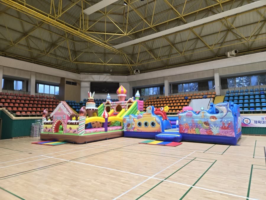 체육관을 가득 채운 대형 에어바운스
